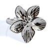 Anillo flor plateado