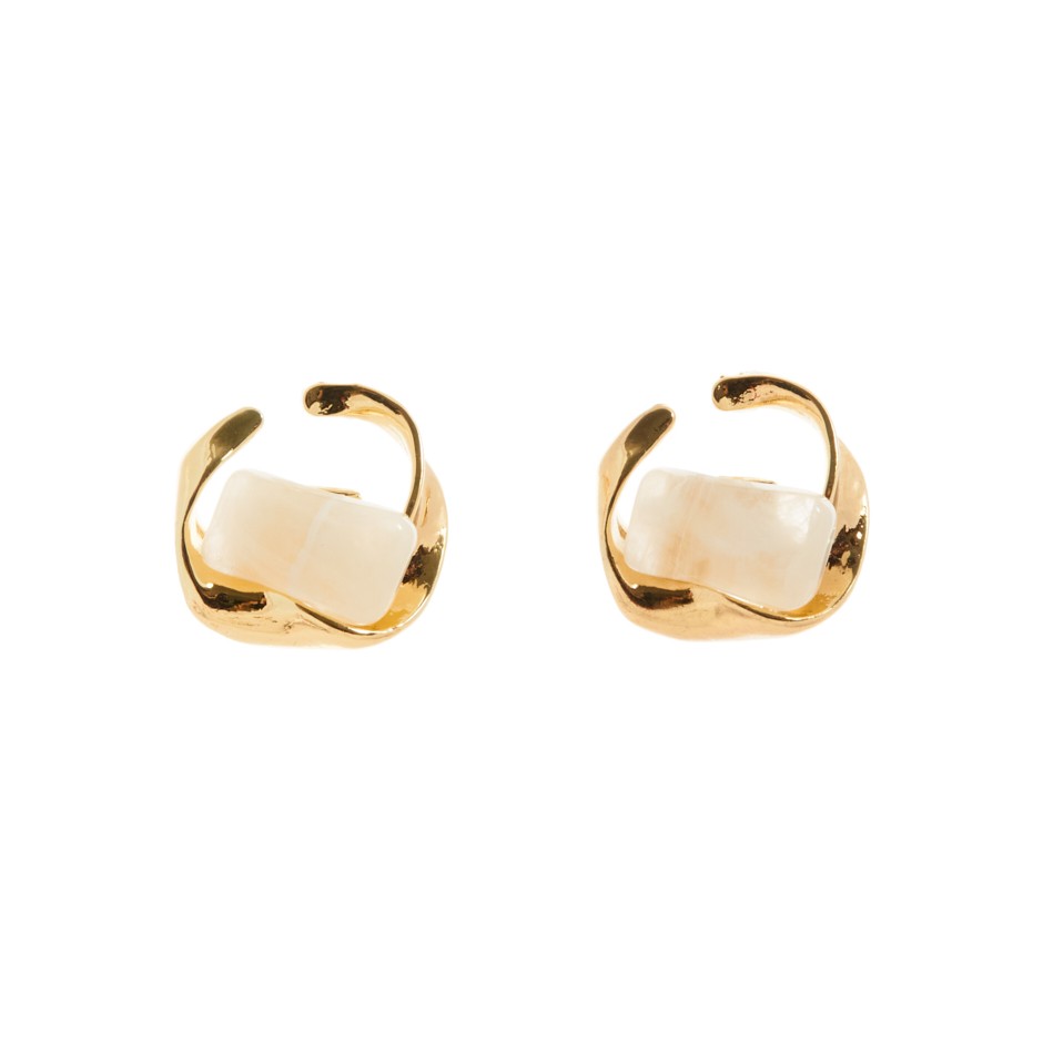 Pendiente forma beige