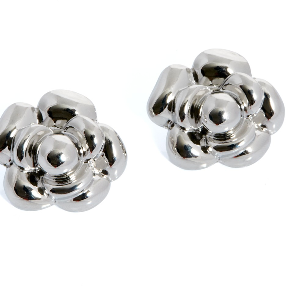 Pendiente flor camelia plateada