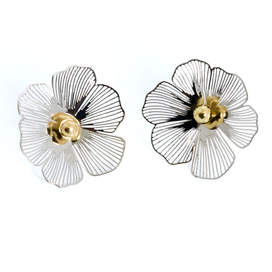 Pendiente flor pétalos plateada
