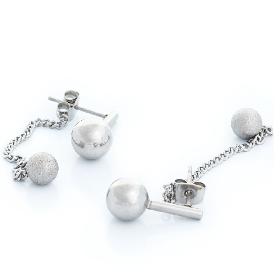 Pendiente ball plateado